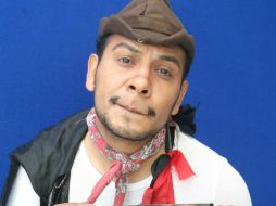 Imitador porta el traje característico de ''Cantinflas'' durante la promoción del museo en su honor. NTX /