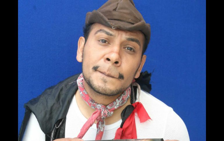 Imitador porta el traje característico de ''Cantinflas'' durante la promoción del museo en su honor. NTX /