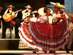 El Ballet Folclórico de la UdeG recibe una buena bienvenida por parte del público en su primera presentación. ARCHIVO /