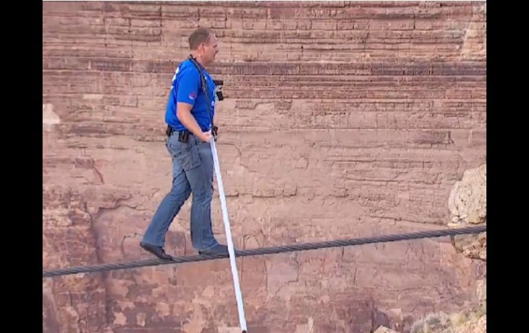 Wallenda realizó su hazaña por la tarde sobre un cable de acero de cinco centímetros de espesor. ESPECIAL /