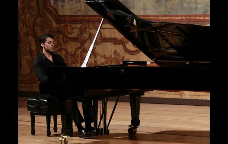 Jorge Viladoms interpretó este domingo ocho melodías en el Teatro Degollado.  /