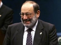 El escritor italiano Umberto Eco es galardonado con el Prix Mediterráneo 2002. ARCHIVO /