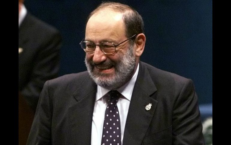 El escritor italiano Umberto Eco es galardonado con el Prix Mediterráneo 2002. ARCHIVO /