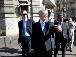 Niccolo 'Ghedini (I) y Pietro Longo (C), abogados del acusado, llegan al Tribunal de Milán. EFE /