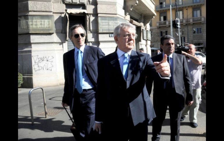 Niccolo 'Ghedini (I) y Pietro Longo (C), abogados del acusado, llegan al Tribunal de Milán. EFE /