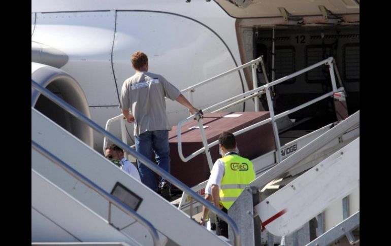 El ataud con el cuerpo de Gandolfini es embarcado en el aeropuerto de Roma. EFE /