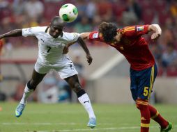 El jugador de Ghana Frank Acheampong (i) trata de anotar ante Israel Puerto (d) de España. EFE /