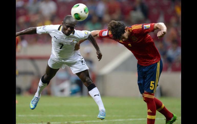 El jugador de Ghana Frank Acheampong (i) trata de anotar ante Israel Puerto (d) de España. EFE /