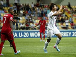 El jugador surcoreano Kim Hyun (d) celebra un gol anotado. AFP /