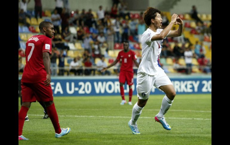 El jugador surcoreano Kim Hyun (d) celebra un gol anotado. AFP /