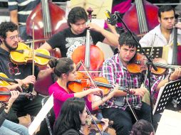 De acuerdo con el reglamento de la Orquesta, participan músicos de diversas edades y con becas:básica,intermedia y avanza EL INFORMADOR /