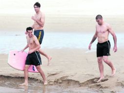 Pedro Rodríguez, Javier Martínez y el arquero Víctor Valdés se divierten en la playa de Fortaleza. EFE /