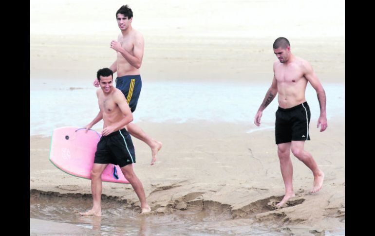 Pedro Rodríguez, Javier Martínez y el arquero Víctor Valdés se divierten en la playa de Fortaleza. EFE /