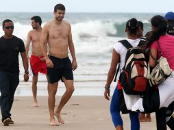 El jugador de la selección española de futbol Gerard Piqué (C) camina en la playa de Futura. EFE /