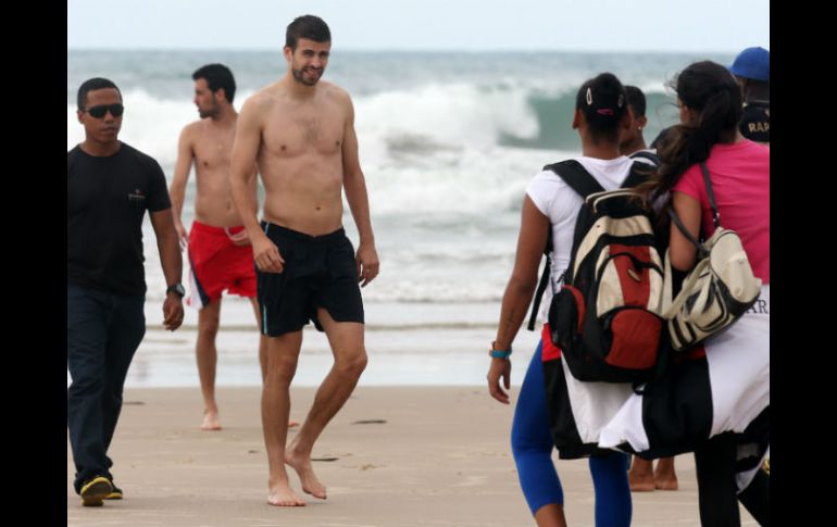 El jugador de la selección española de futbol Gerard Piqué (C) camina en la playa de Futura. EFE /