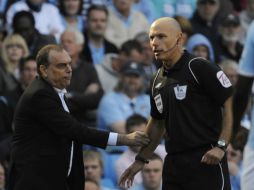 Howard Webb (derecha), fue el colegiado de la final de la Copa del Mundo de Sudáfrica 2010. ARCHIVO /