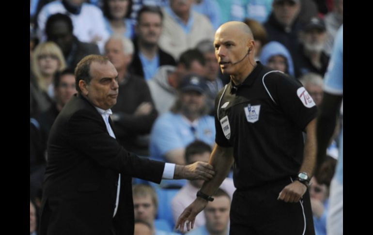 Howard Webb (derecha), fue el colegiado de la final de la Copa del Mundo de Sudáfrica 2010. ARCHIVO /