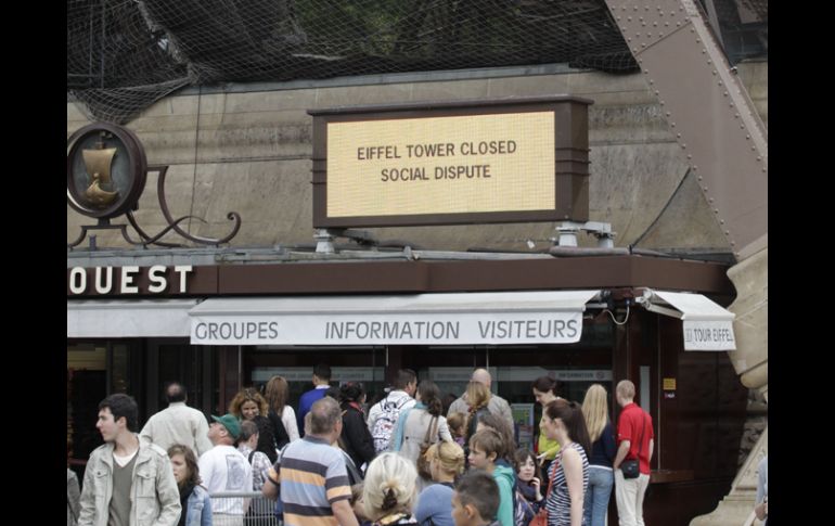 La Torre Eiffel se vio obligada a cerrar al público por la huelga declarada por 300 de sus empleados. AP /