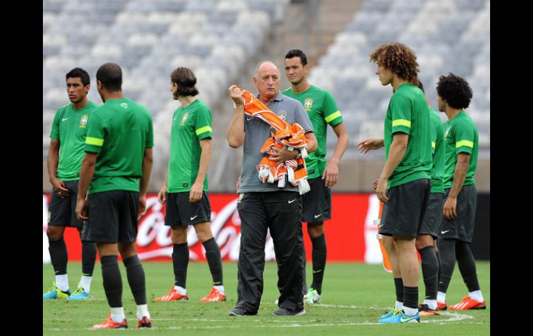 Felipao prepara a su equipo en el Estadio Mineirao previo a la semifinal de la Copa Confederaciones. EFE /