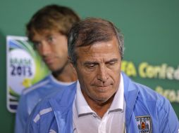 Tabárez sale de la rueda de prensa previa al juego ante Brasil. EFE /