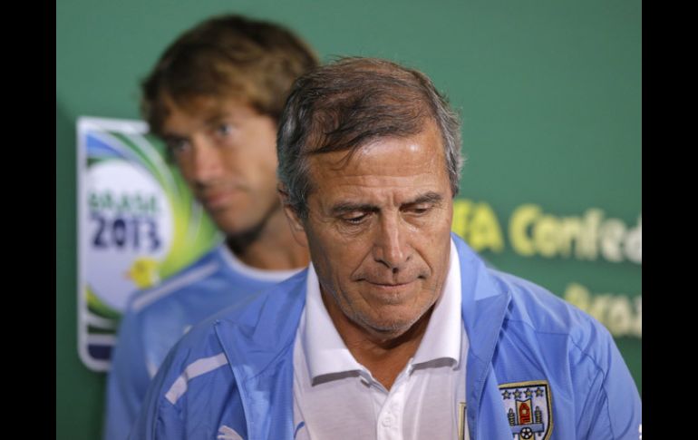 Tabárez sale de la rueda de prensa previa al juego ante Brasil. EFE /