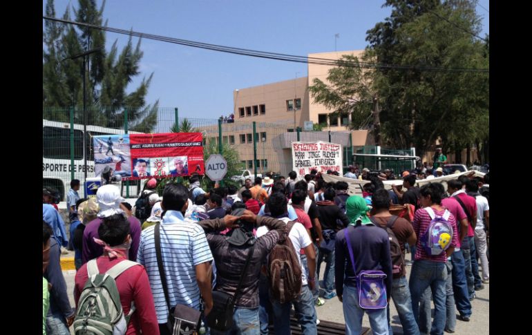 Más de 300 maestros paran labores en Acapulco para montar un plantón en oficinas educativas. ARCHIVO /