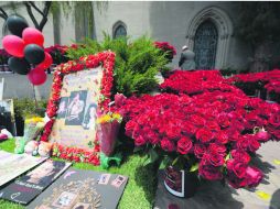 Los fans llevaron flores al panteón donde reposan los restos del cantante con la campaña ''Una rosa para Michael Jackson''. AFP /