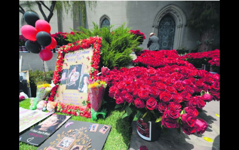 Los fans llevaron flores al panteón donde reposan los restos del cantante con la campaña ''Una rosa para Michael Jackson''. AFP /