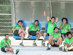 Los jugadores brasileños toman un descanso, durante la práctica de ayer en Belo Horizonte. AFP /