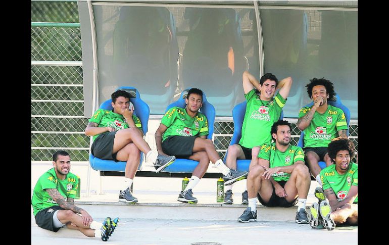 Los jugadores brasileños toman un descanso, durante la práctica de ayer en Belo Horizonte. AFP /