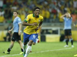 Paulinho celebra el gol al minuto 86 con el que le dio el pase a Brasil a la final de la Copa Confederaciones. AP /