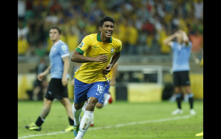 Paulinho celebra el gol al minuto 86 con el que le dio el pase a Brasil a la final de la Copa Confederaciones. AP /