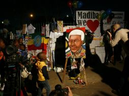 Sudafricanos se encuentran afuera del hospital donde está internado Mandela como muestra de apoyo. AP /