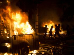 Un grupo logra entrar a la concesionaria y provoca un incendio con objetos inflamables que encontró dentro y en los alrededores. ARCHIVO /