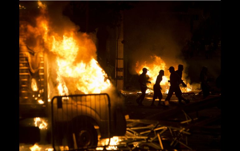 Un grupo logra entrar a la concesionaria y provoca un incendio con objetos inflamables que encontró dentro y en los alrededores. ARCHIVO /