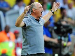 Scolari daba muchas indicaciones desde su banca. EFE /