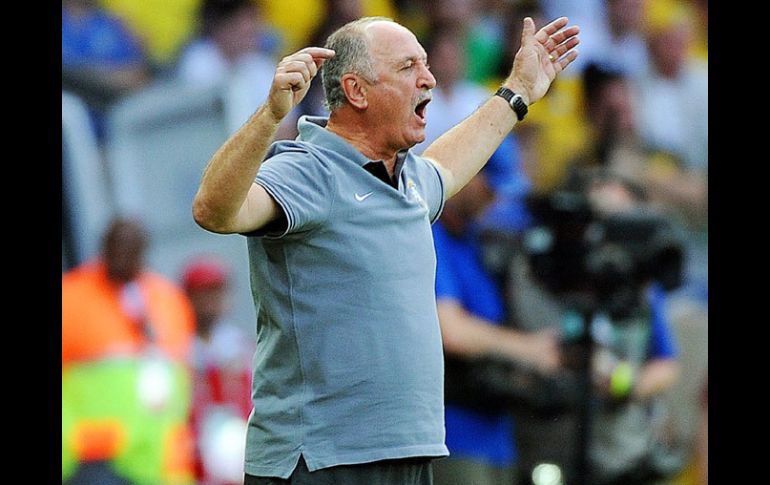 Scolari daba muchas indicaciones desde su banca. EFE /