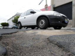 Las reparaciones en los autos que se dañan al caer a un bache van desde los mil hasta ocho mil pesos.  /