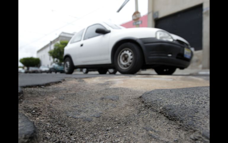 Las reparaciones en los autos que se dañan al caer a un bache van desde los mil hasta ocho mil pesos.  /