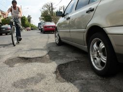 Problema recurrente. Los Ayuntamientos enfrentan la proliferación de baches con soluciones parciales y de corto plazo.  /