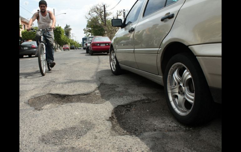 Problema recurrente. Los Ayuntamientos enfrentan la proliferación de baches con soluciones parciales y de corto plazo.  /