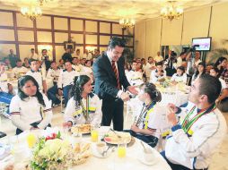 El gobernador de Jalisco, Aristóteles Sandoval, convivió con los atletas más destacados . EL INFORMADOR /