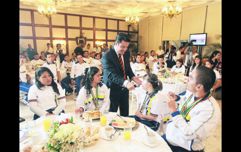 El gobernador de Jalisco, Aristóteles Sandoval, convivió con los atletas más destacados . EL INFORMADOR /