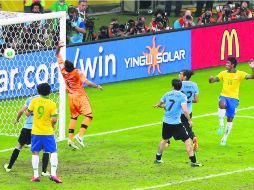 Paulinho (18) conecta de cabeza un tiro de esquina para sorprender al arquero Muslera, en el 2-1 que le dio el pase al Scratch. EFE /