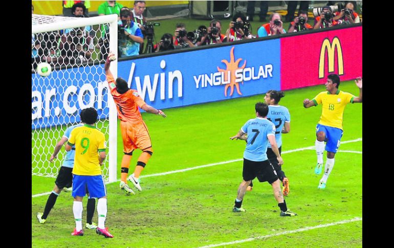 Paulinho (18) conecta de cabeza un tiro de esquina para sorprender al arquero Muslera, en el 2-1 que le dio el pase al Scratch. EFE /