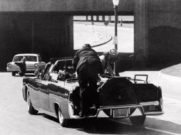 Uno de los guardias trepa al carro tras los disparos. ARCHIVO /