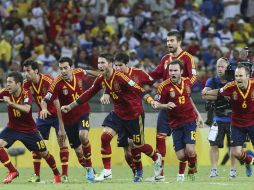 Los jugadores de España estallan de júbilo luego de pasar a la final con el penal de Jesús Navas. AP /