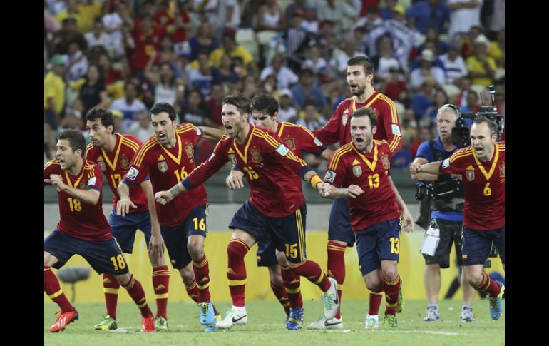 Los jugadores de España estallan de júbilo luego de pasar a la final con el penal de Jesús Navas. AP /