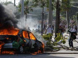 Cerca de cinco mil manifestantes se enfrentaron a la policía mientras se dirigían al estado Castelao de Fortaleza. EFE /