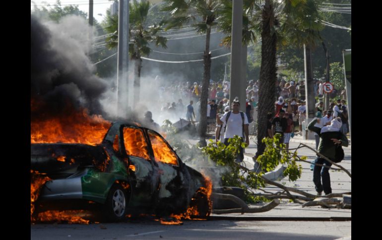 Cerca de cinco mil manifestantes se enfrentaron a la policía mientras se dirigían al estado Castelao de Fortaleza. EFE /